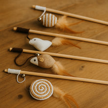 Interaktiv kattevippe med fjer