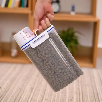 Foderbeholder med målebæger